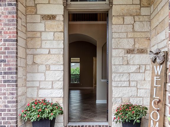 5th image of 23499 Millbrook Dr