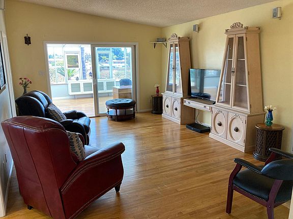TV Room (over the air antenna for free TV)