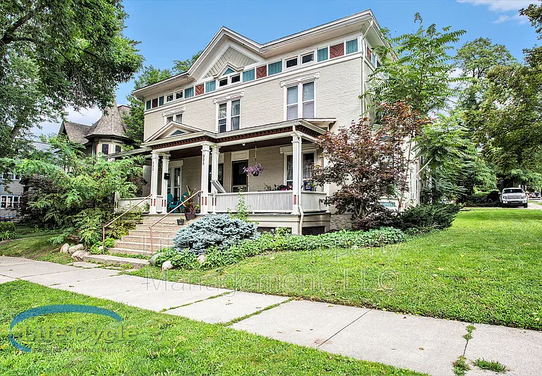 335 Washington St SE — Photo 6