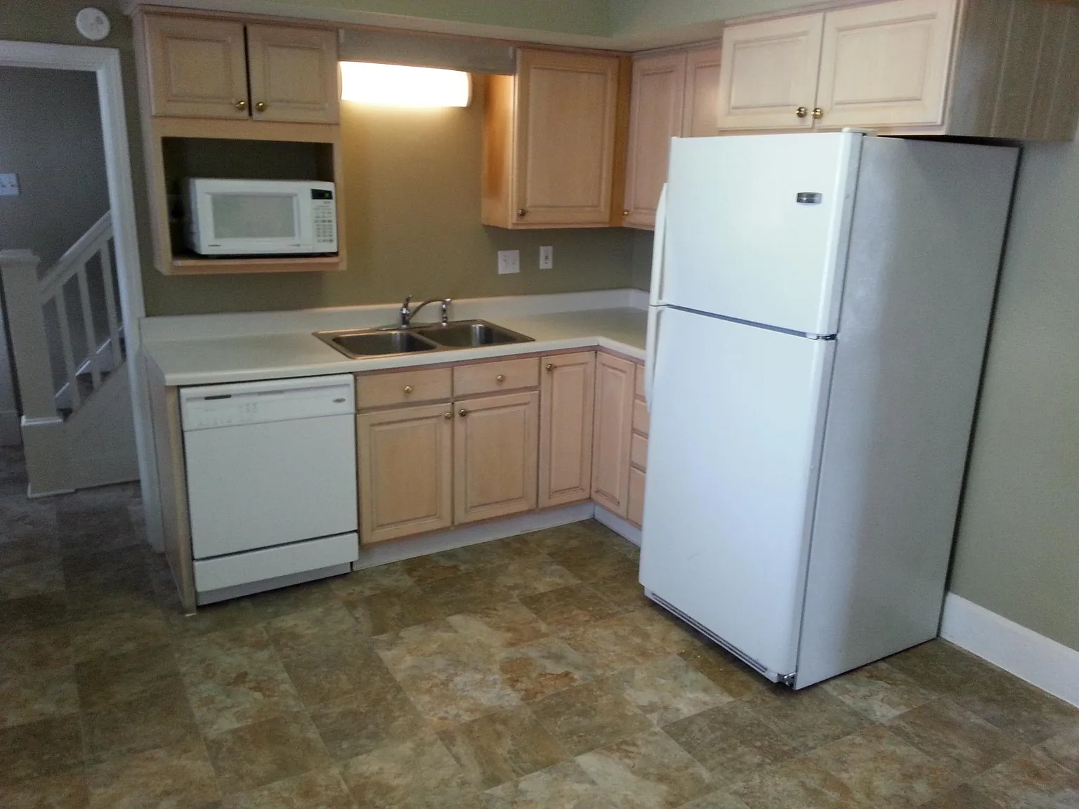 6 bed, 3.5 bath, 2800 sqft, $2,250 — Photo 3