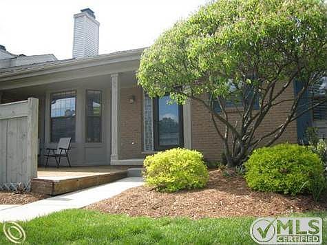 Private End Unit Ranch Condo!