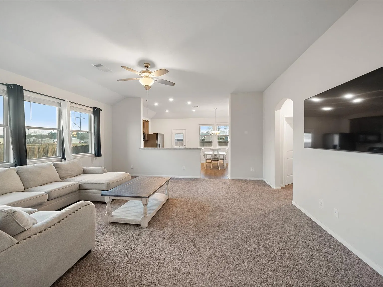 4 bed, 2.0 bath, 1821 sqft, $2,049 — Photo 4