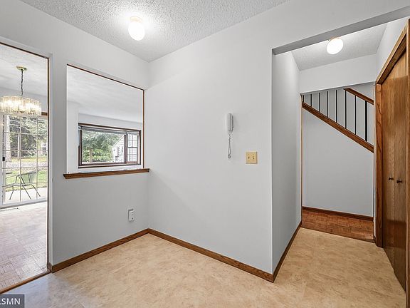 4th image of 256 Maureen Ln NE