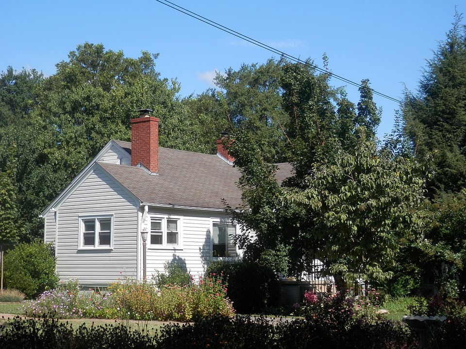 2nd image of 107 N Beverly Ln