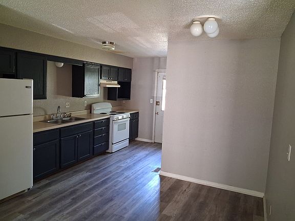 3rd image of 1010 N Elm St