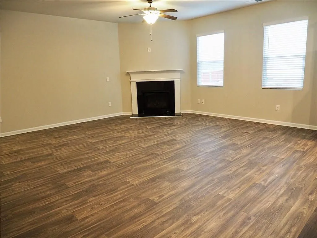 3 bed, 3.0 bath, 1890 sqft, $2,100 — Photo 3