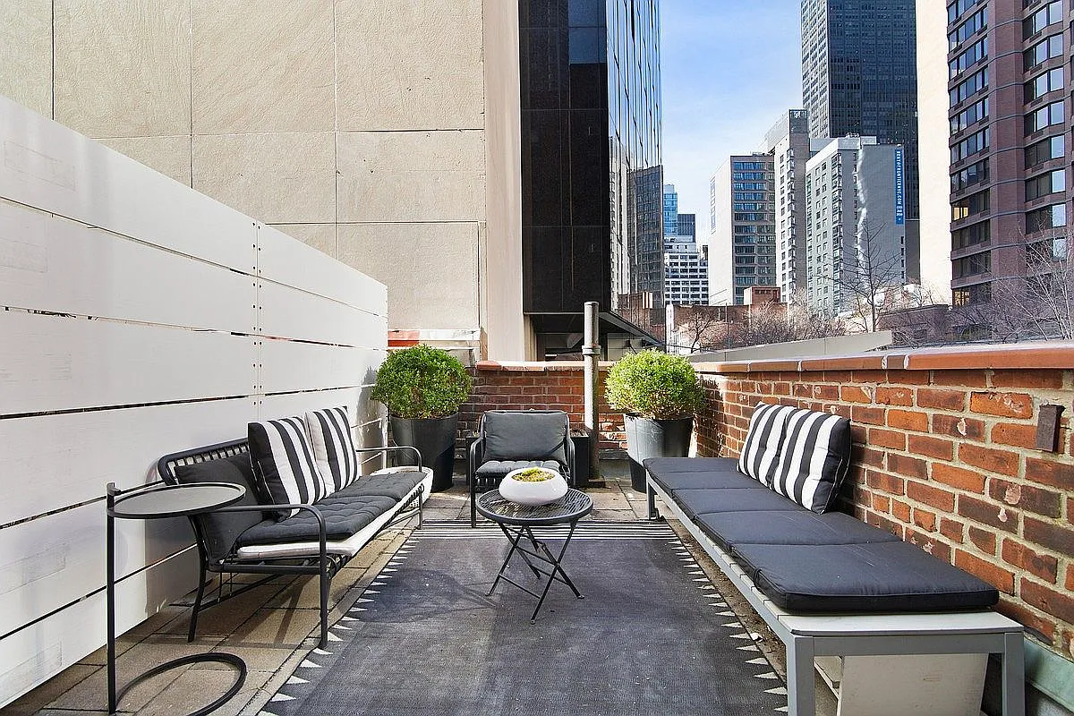 242 E 38th St APT 2A photo 1