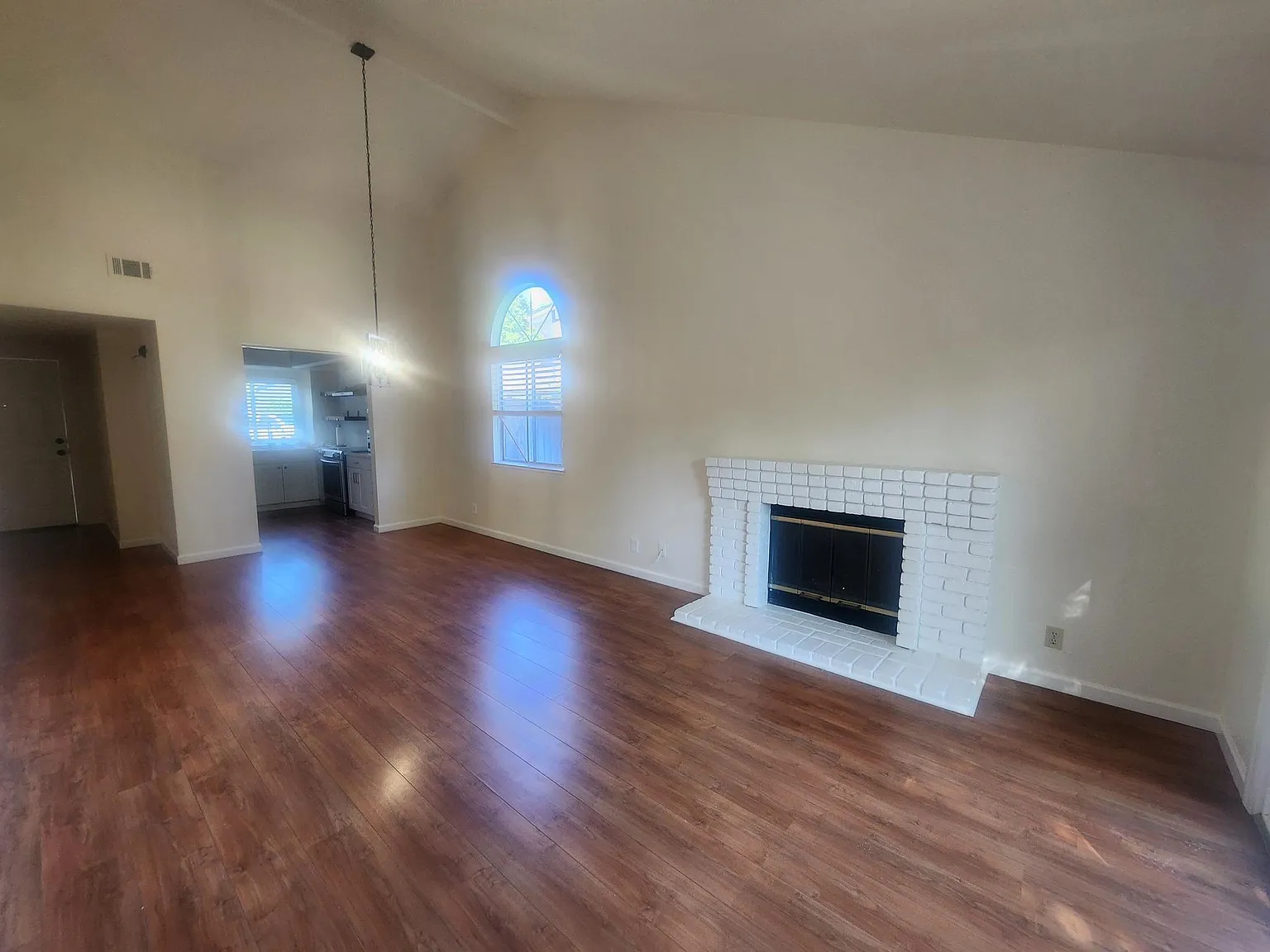 2 bed, 1025 sqft, $3,360 — Photo 4