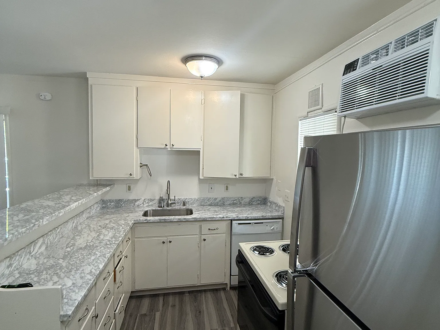 940 Hough Ave — Photo 2