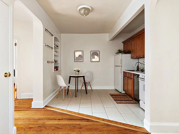 4th image of 221 E 18th St APT 1C