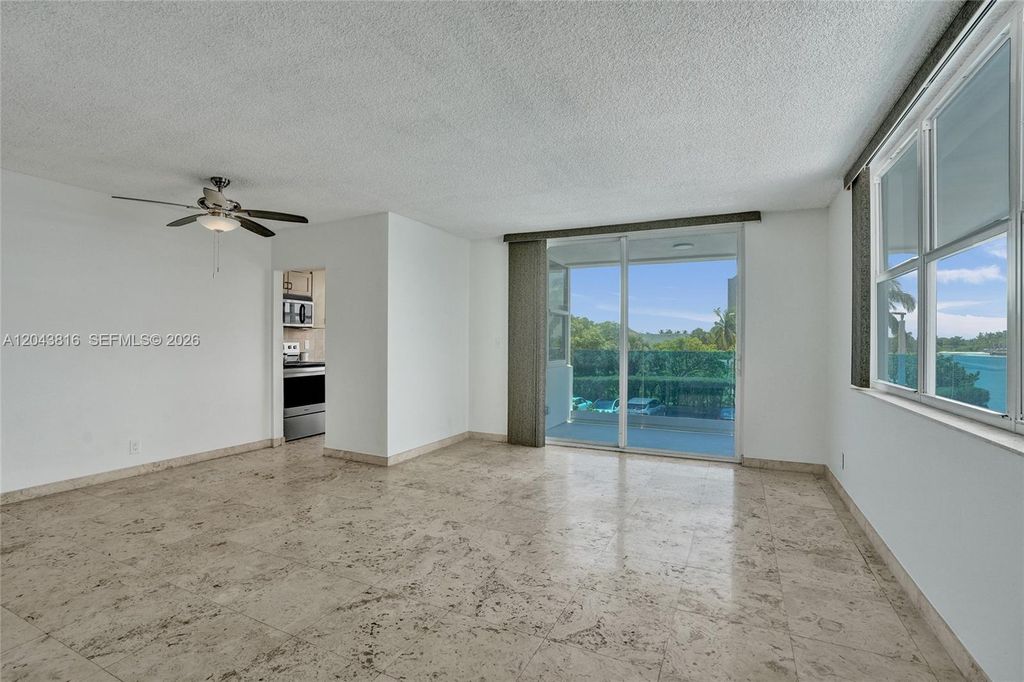 2639 N Riverside Dr APT 206, photo 6