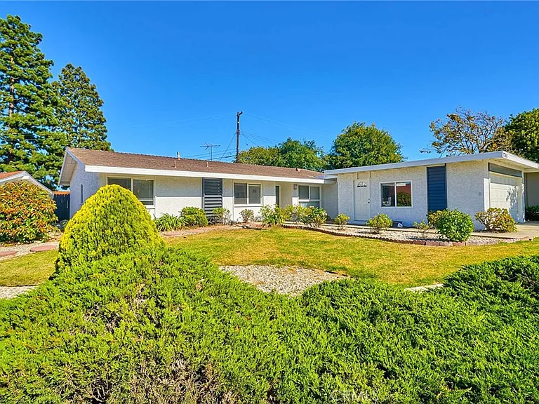 27916 Alvarez Dr — Photo 3