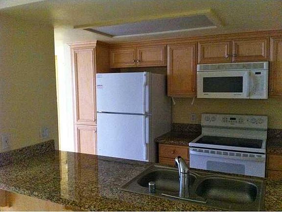 2nd image of 4222 Menlo Ave Unit 32