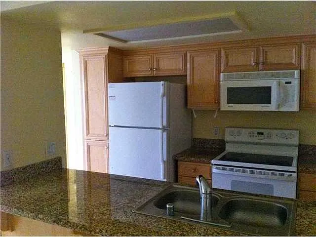 Building Photo - 4222 Menlo Ave #32
