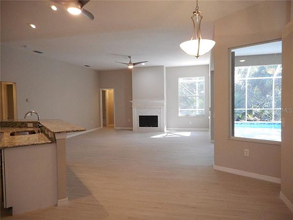 4th image of 579 Oak Bay Dr