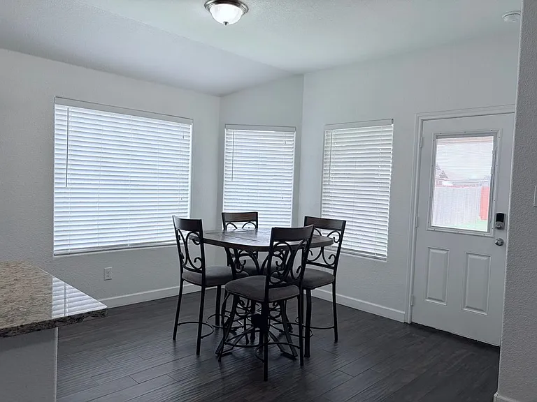 520 Cantebury Park Ln — Photo 7