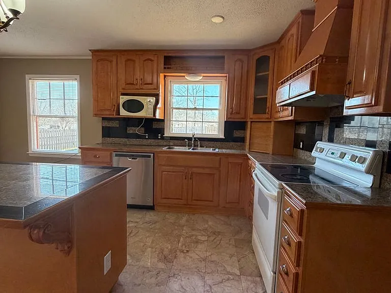 6111 Homestead Rd — Photo 11
