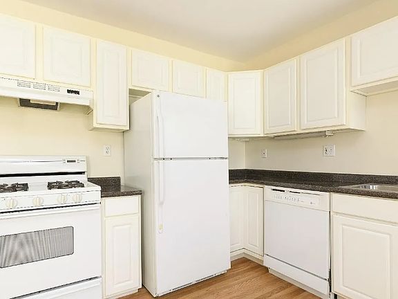 3rd image of 31 Roberts Rd #2