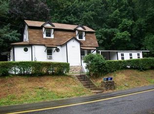 597 Sweet Hollow Rd, Bloomsbury, NJ 08804