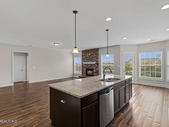 5th image of 818 Brookwood Ln