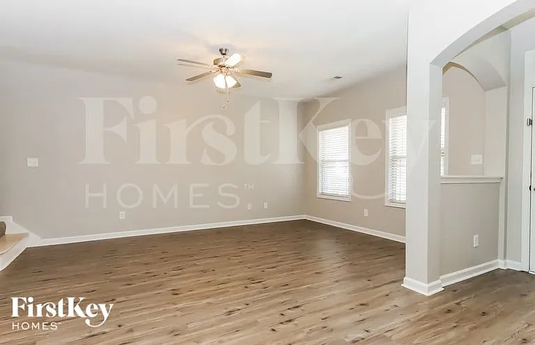 115 Macalester Dr — Photo 2