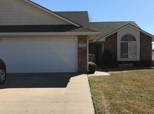 1221 Stone Bridge Dr, Hutchinson, KS 67502