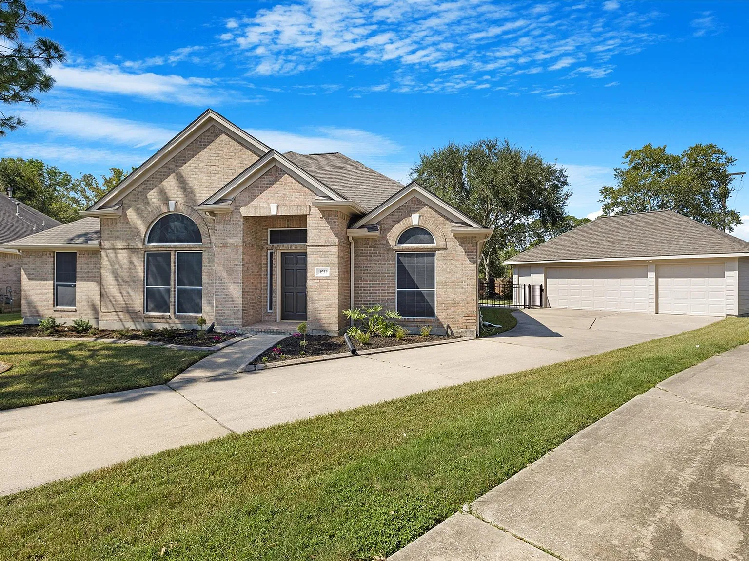 3 bed, 2.0 bath, 2349 sqft, $2,900 — Photo 2