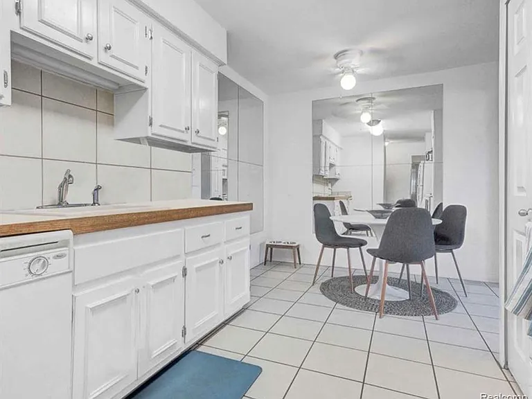 721 W Maple Rd — Photo 10