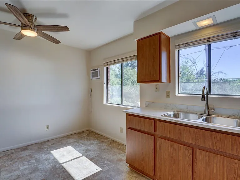 645 Ash St — Photo 10