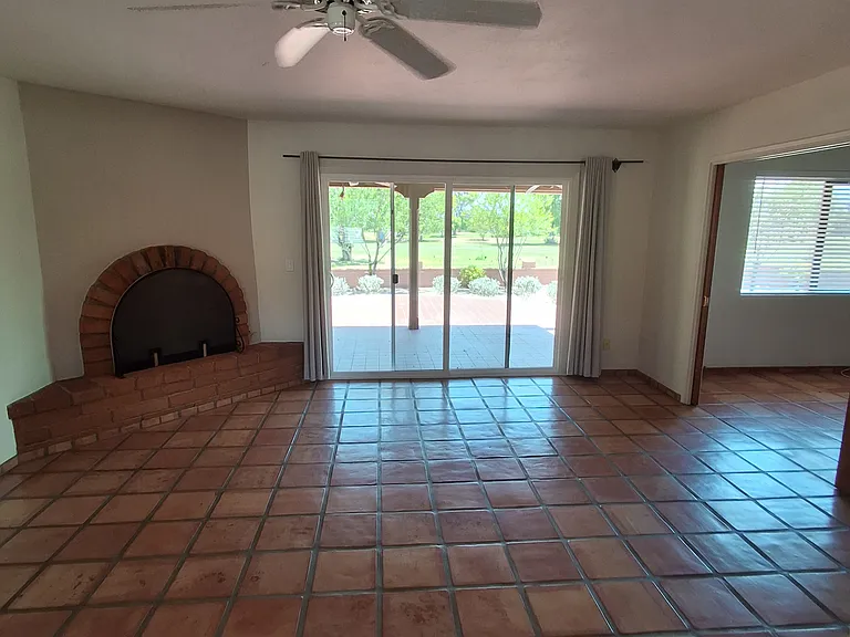 125 E Los Arcos — Photo 4