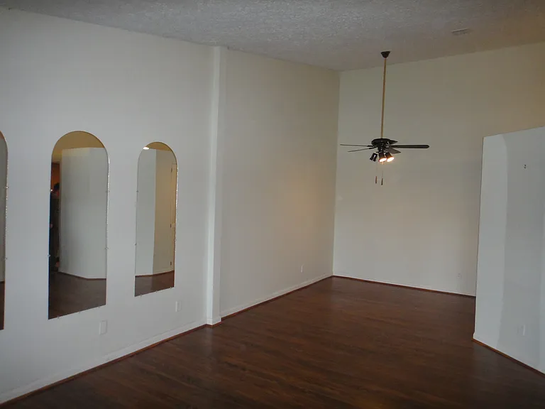 19257 Surrey Ln — Photo 6