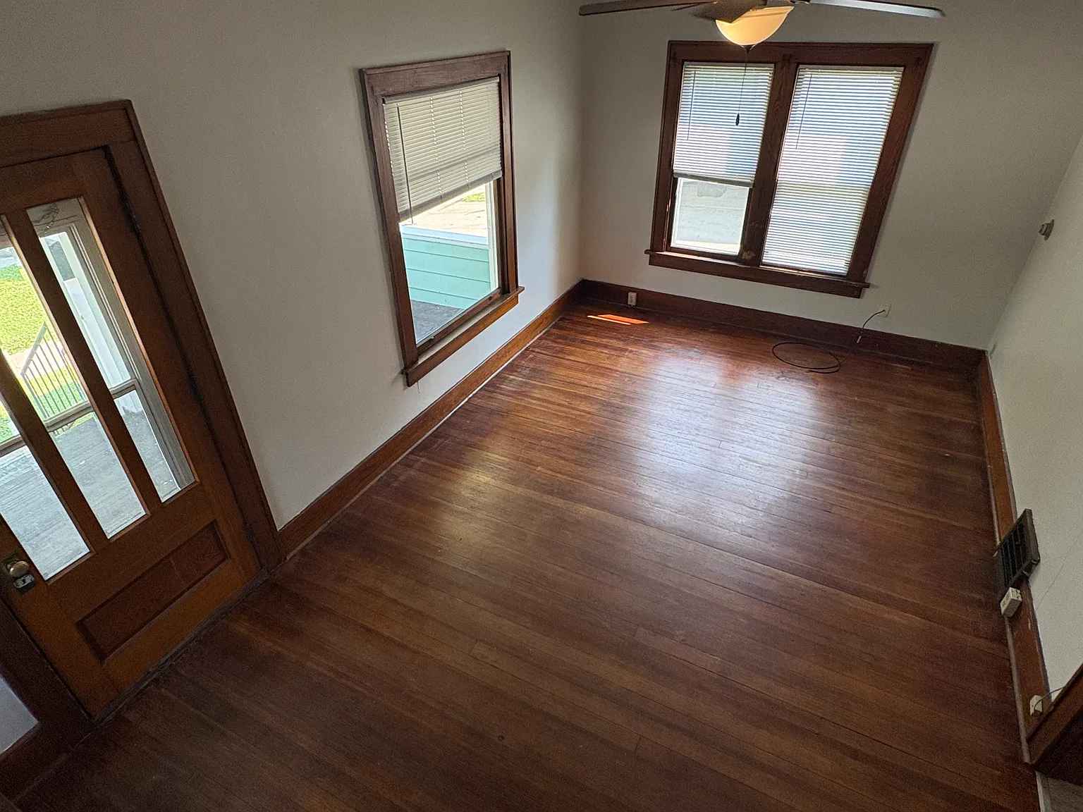 3 bed, 1000 sqft, $2,205 — Photo 2