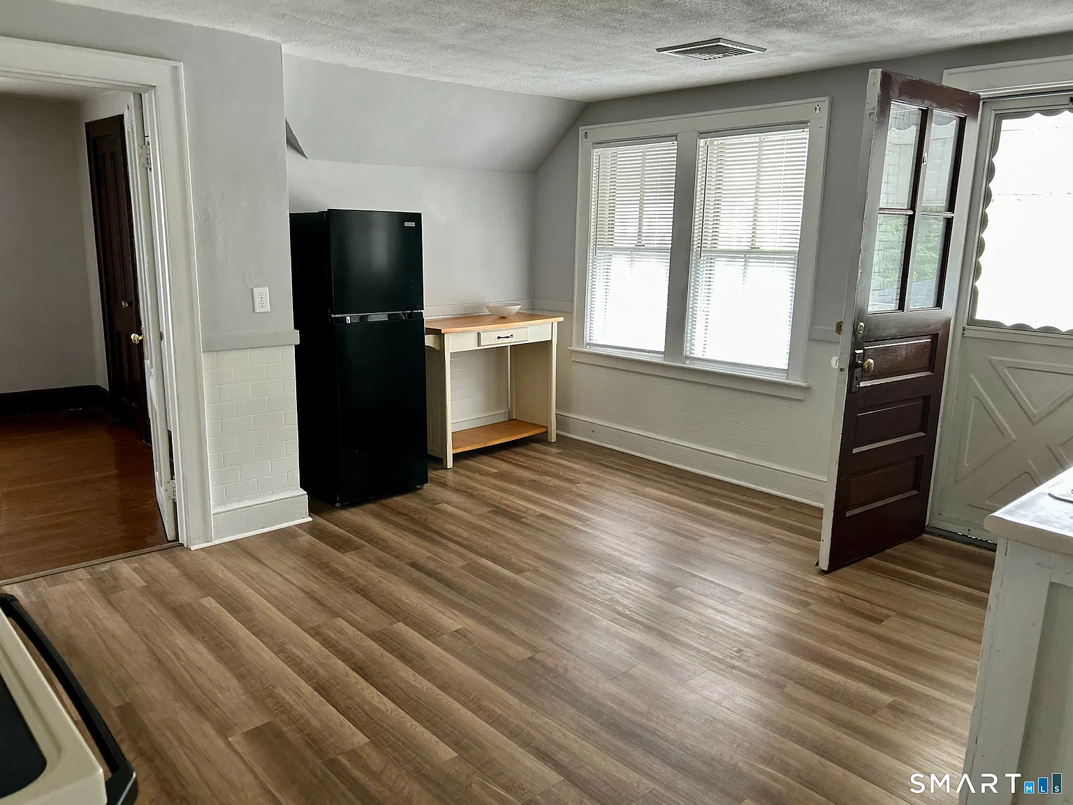 2 bed, 1.0 bath, 3201 sqft, $1,650 — Photo 3
