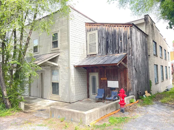 15 1/2 S Jefferson St APT 1, Lexington, VA 24450