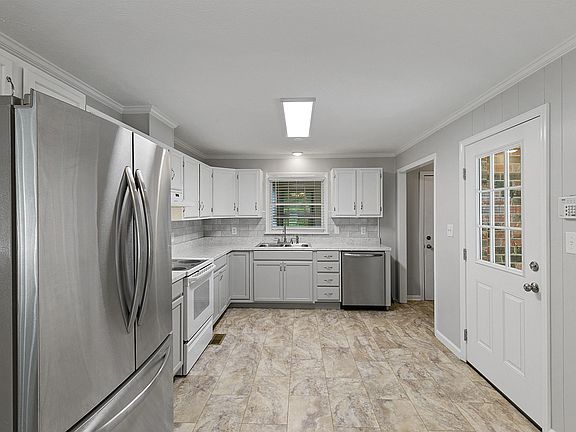 3rd image of 31 Eastmont Dr