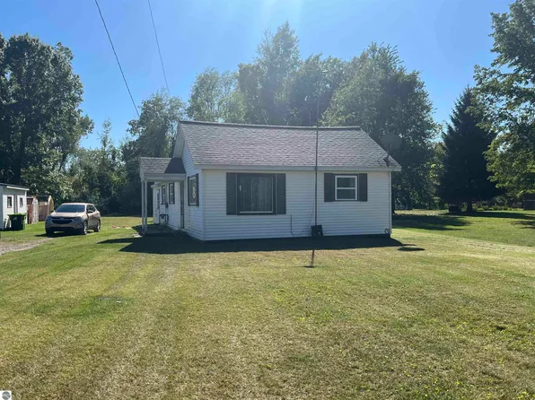 2096 E Coggins Rd, Pinconning, MI 48650