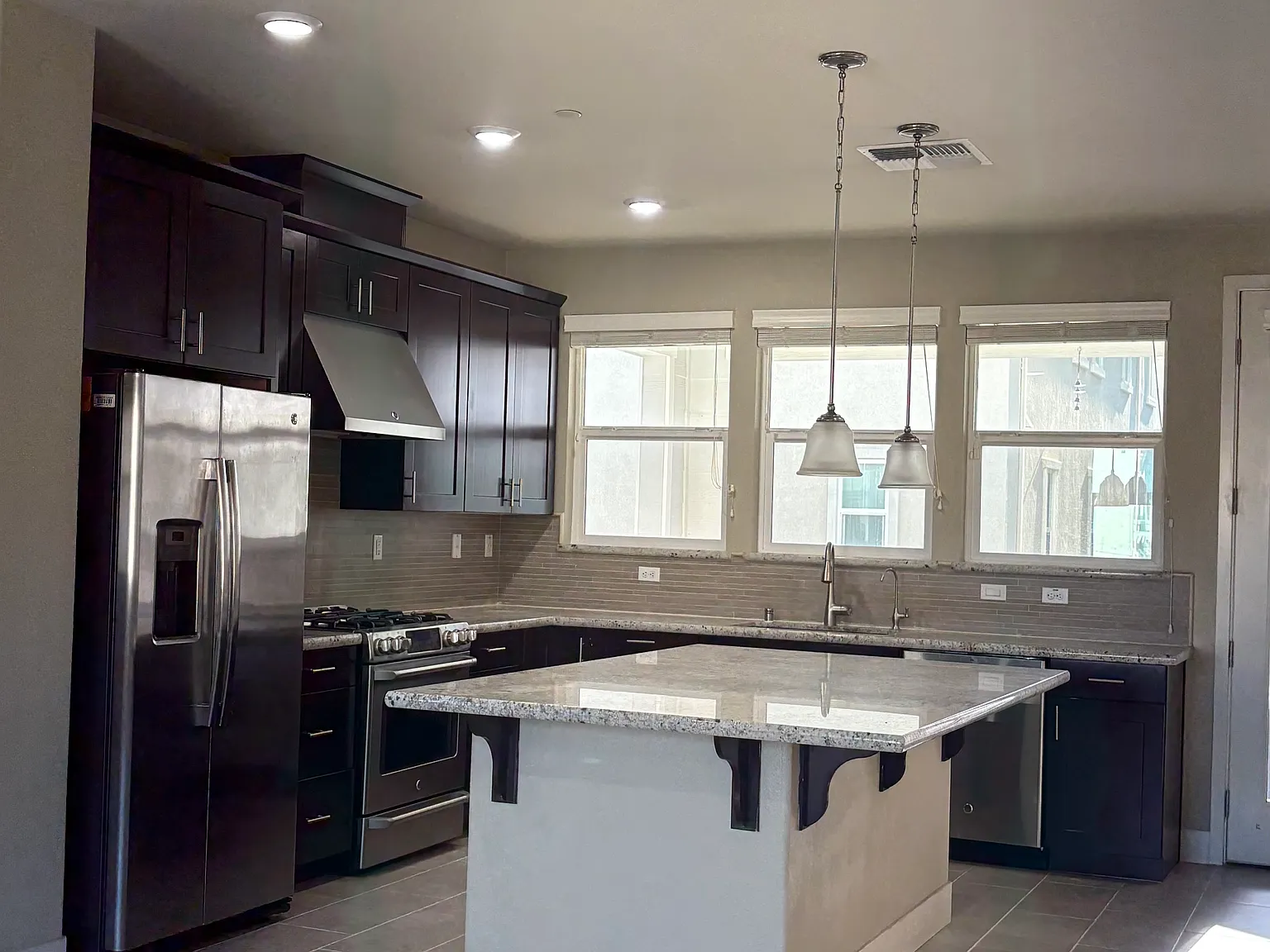 3 bed, 3.5 bath, 2076 sqft, $4,400 — Photo 2