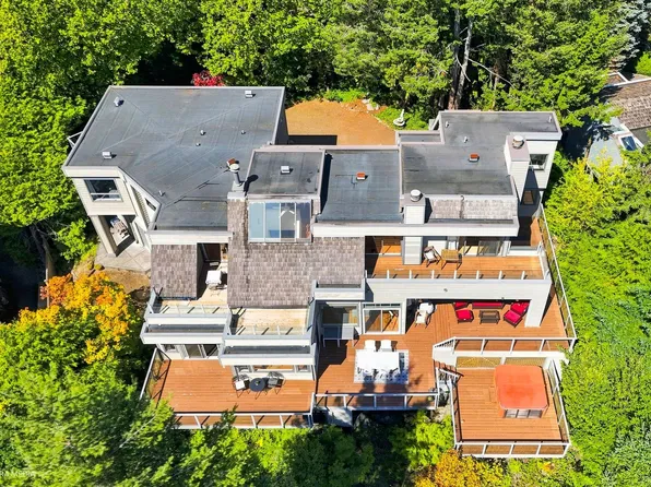 4750 Meadfeild Rd, West Vancouver, BC V7W 2Y3