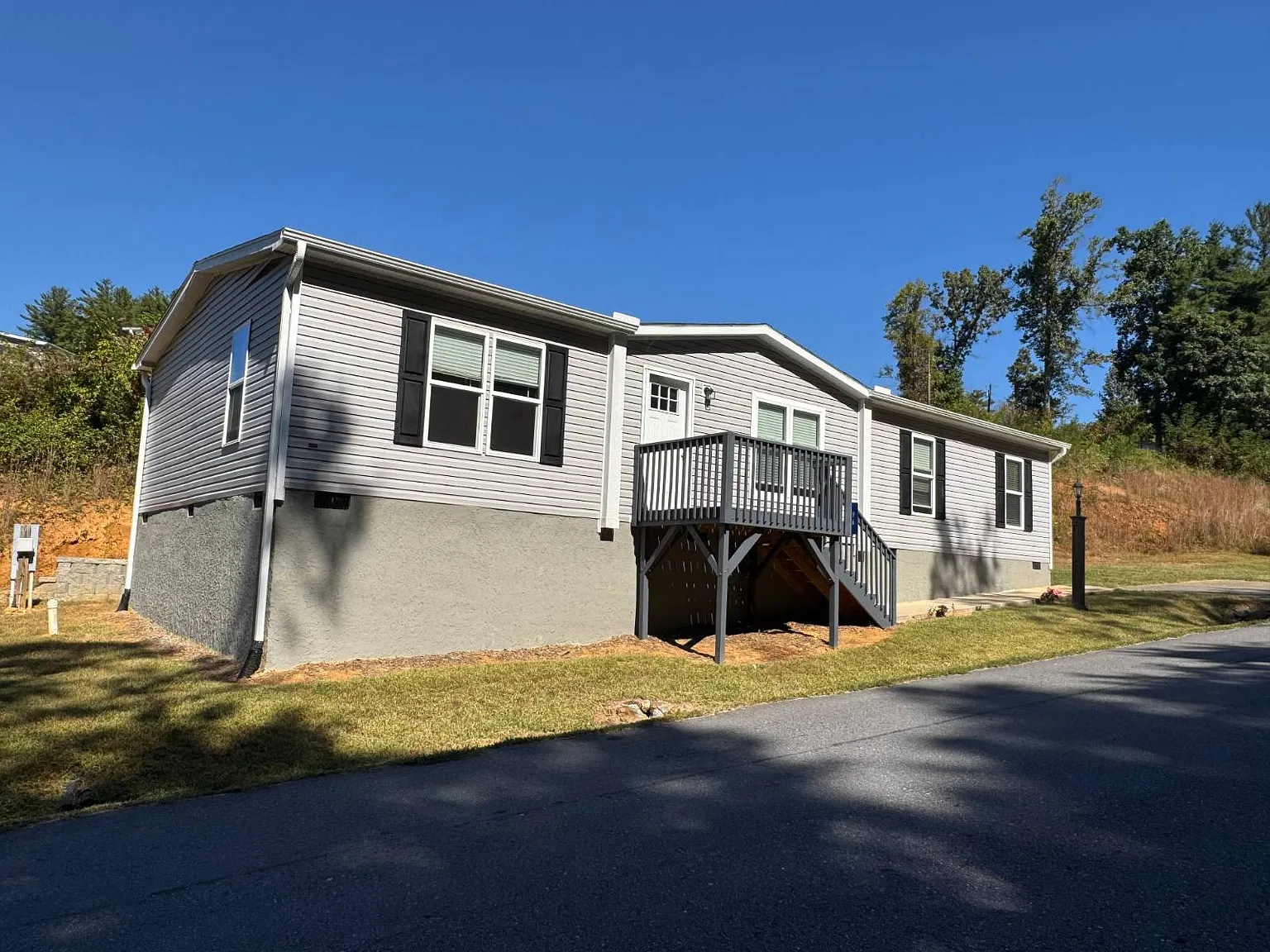 3 bed, 2.0 bath, 1568 sqft, $2,100 — Photo 2