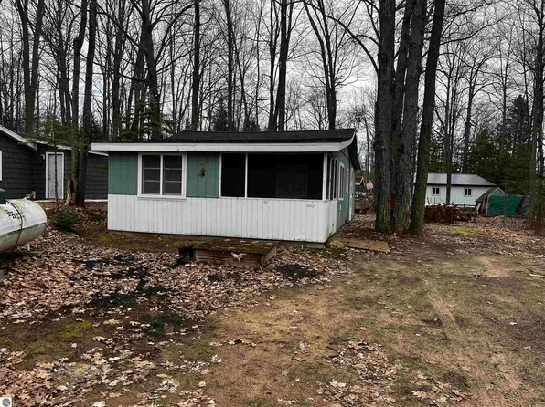 5013 Woodsdale St, Harrison, MI 48625