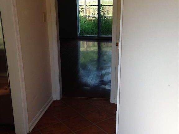 4th image of 317 E Montcastle Dr