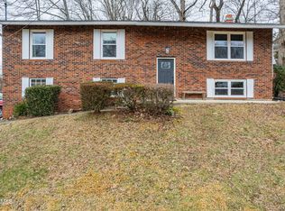 102 Locust Ln, Oak Ridge, TN 37830