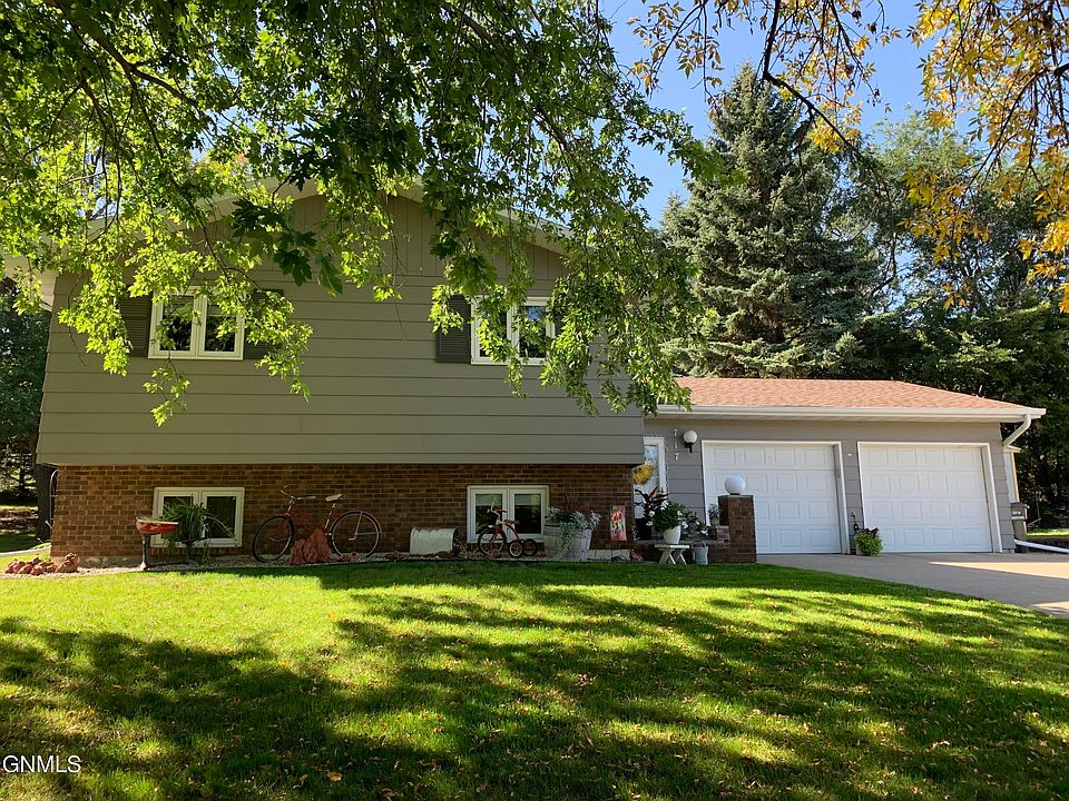 1st image of 717 8th Ave NW