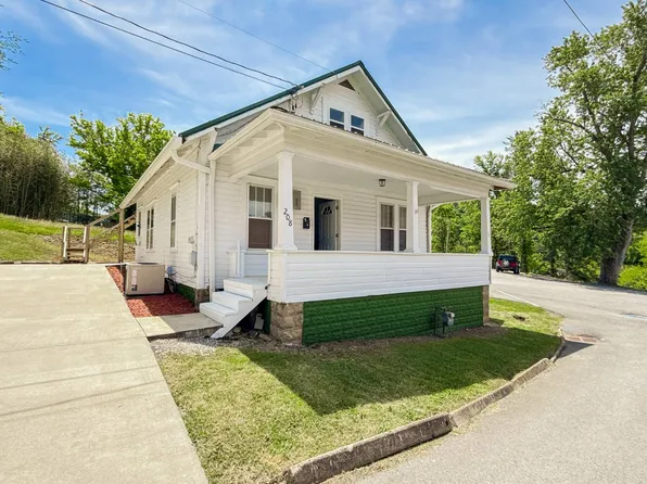 208 Locust Ct, Glenville, WV 26351