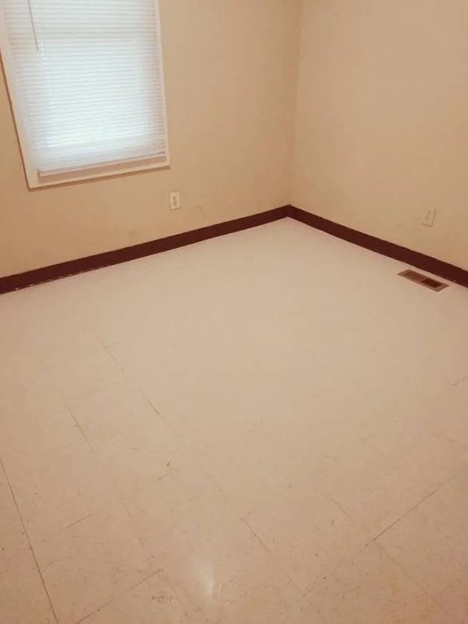 5 bed, 2200 sqft, $995 — Photo 2
