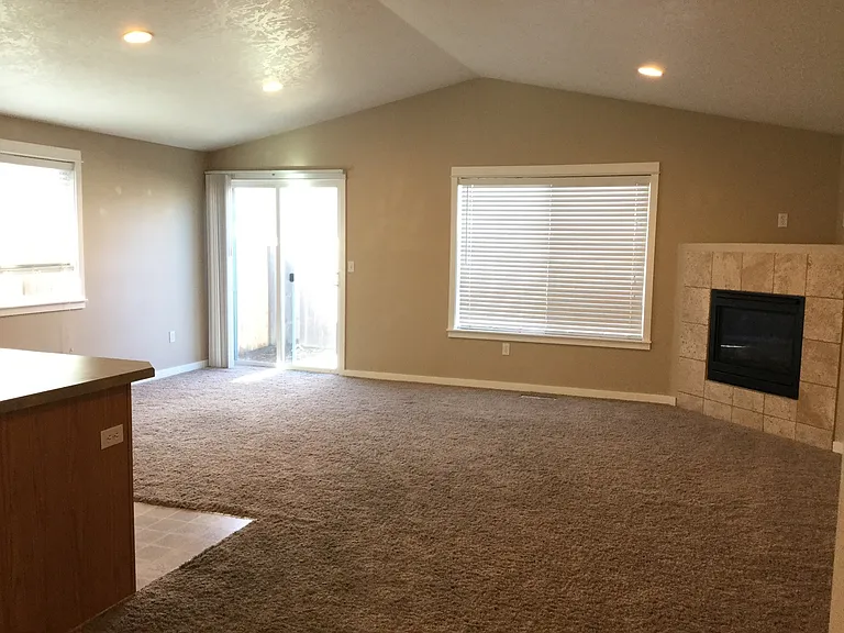 4067 Somerset Dr NE — Photo 4
