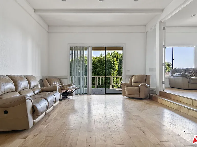 1478 Sunset Plaza Dr — Photo 22