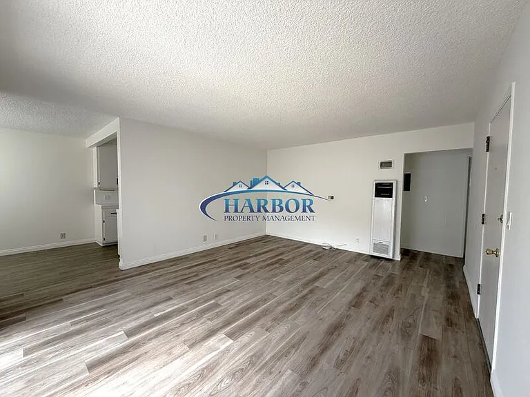 213 W Manchester Blvd #6 — Photo 2