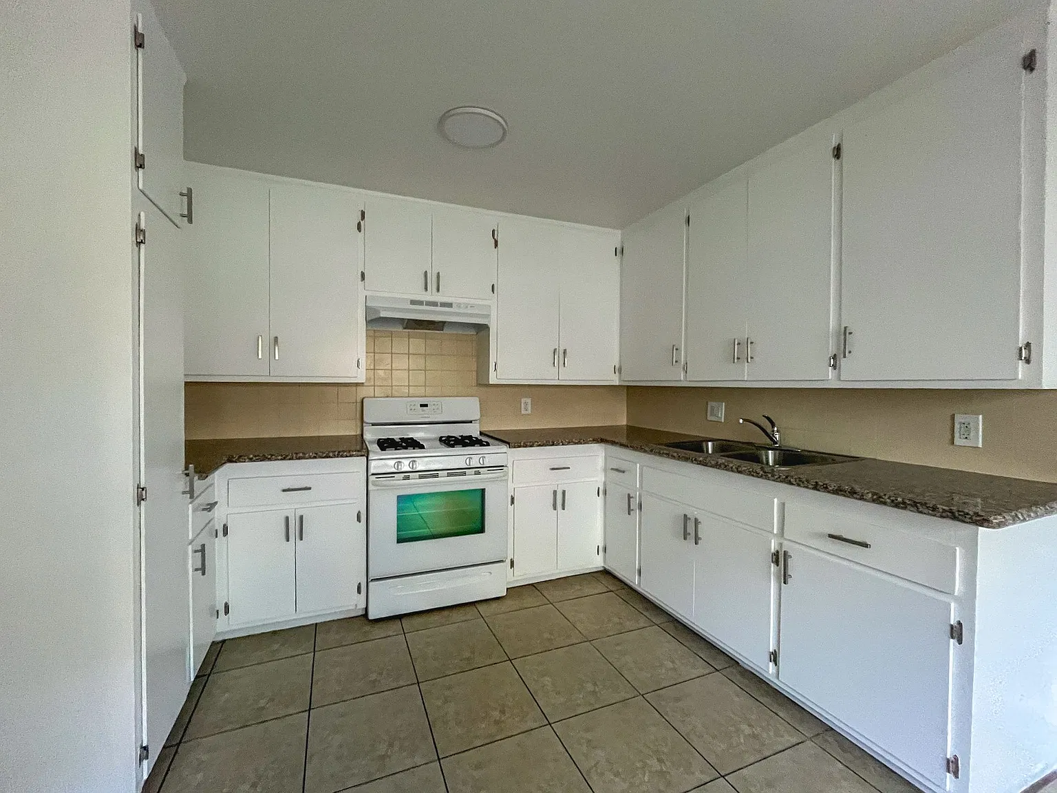 1059 N Wilmington Ave — Photo 1