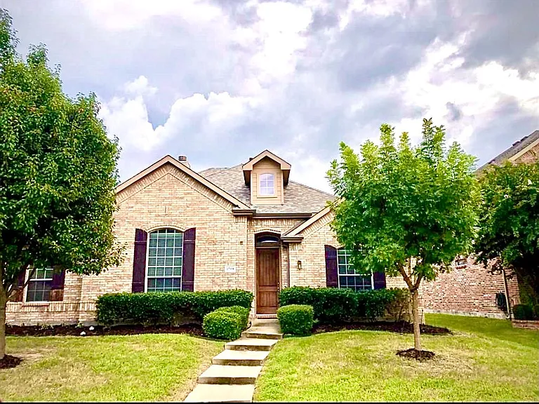 1708 Whispering Glen Dr — Photo 1